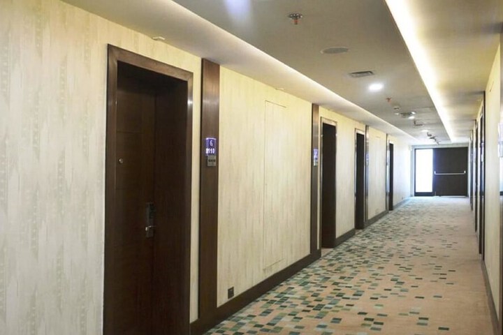 Ballroom/Hall 32 of 45