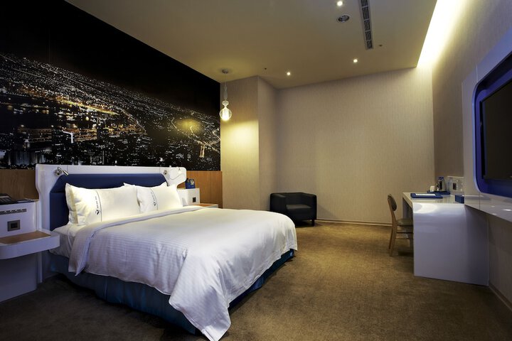 Room 7 of 61