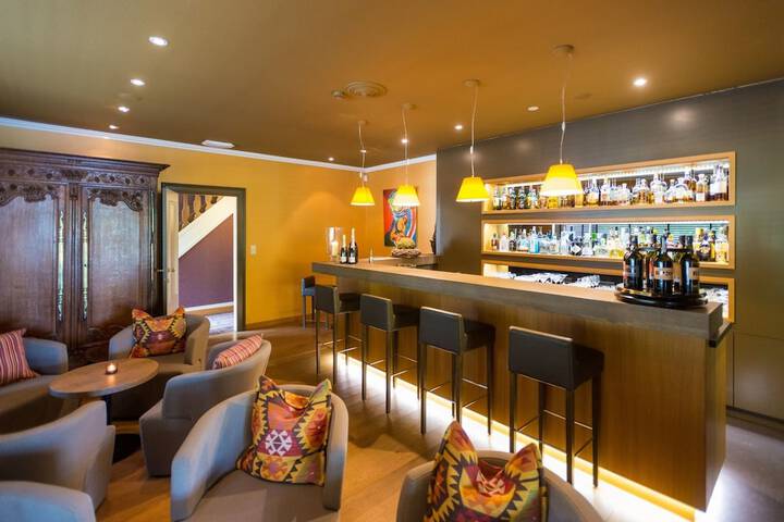 Lounge 20 of 28