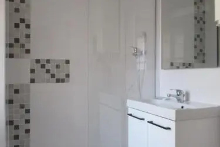 Room 9 of 18