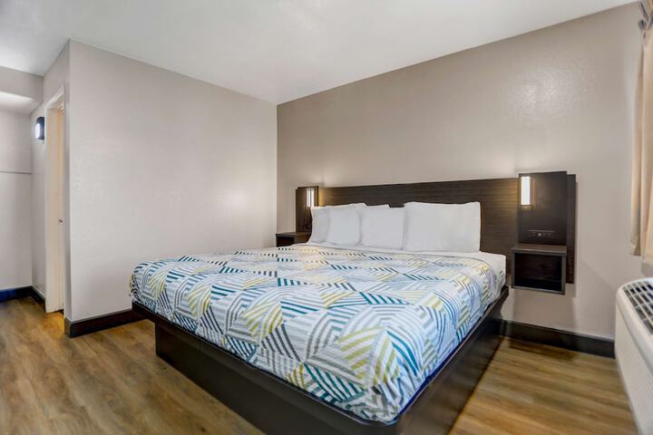 1 King Bed Refrigerator (2 of 11)