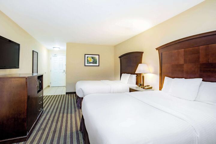 2 Queen Beds (7 of 8)