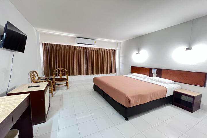 Room 6 of 28