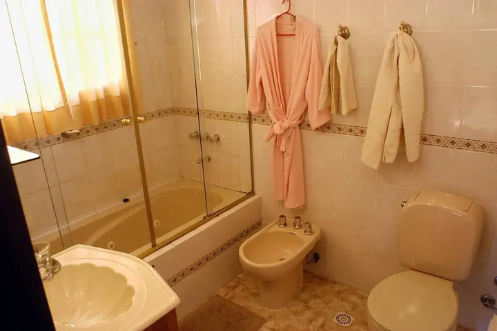 Room 6 of 16
