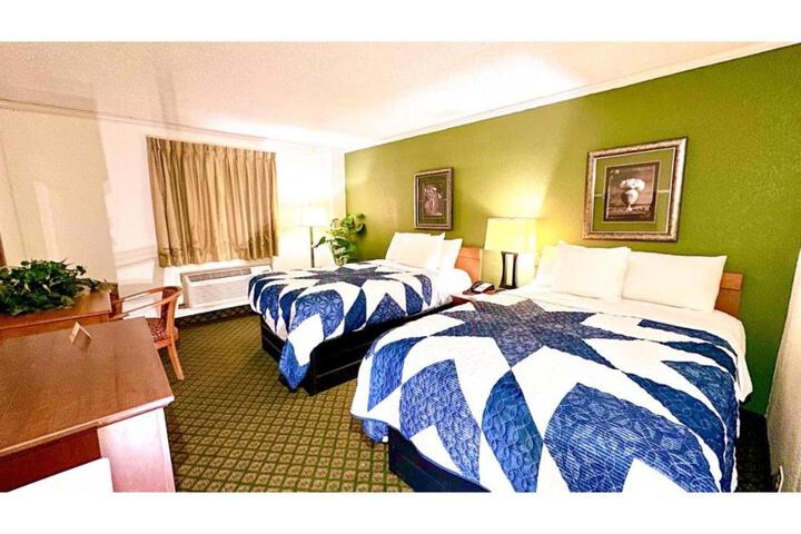 2 Queen Beds (2 of 6)