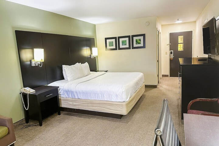 1 King Bed (20 of 34)