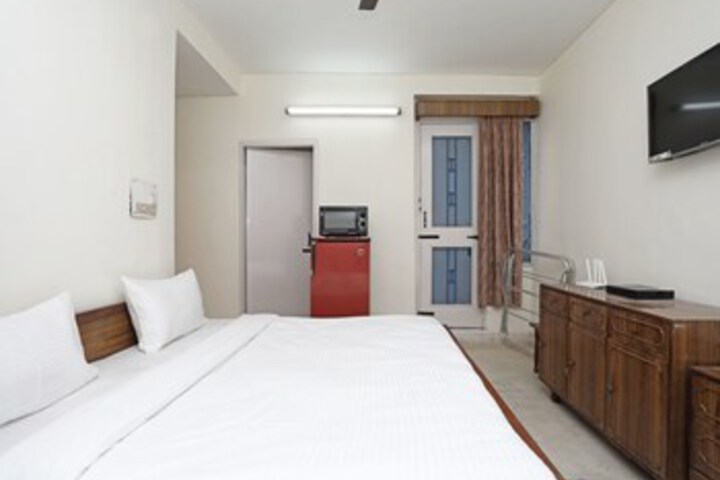 OYO 13269 Home Cozy Studio Near Library Chowk
