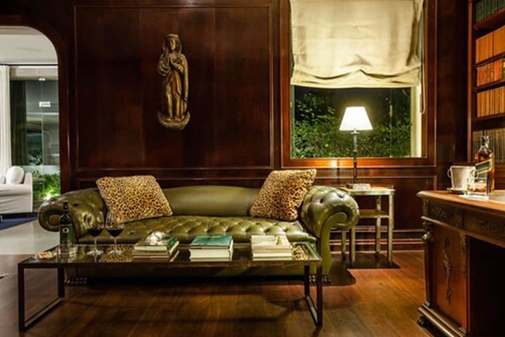 Lounge 47 of 61