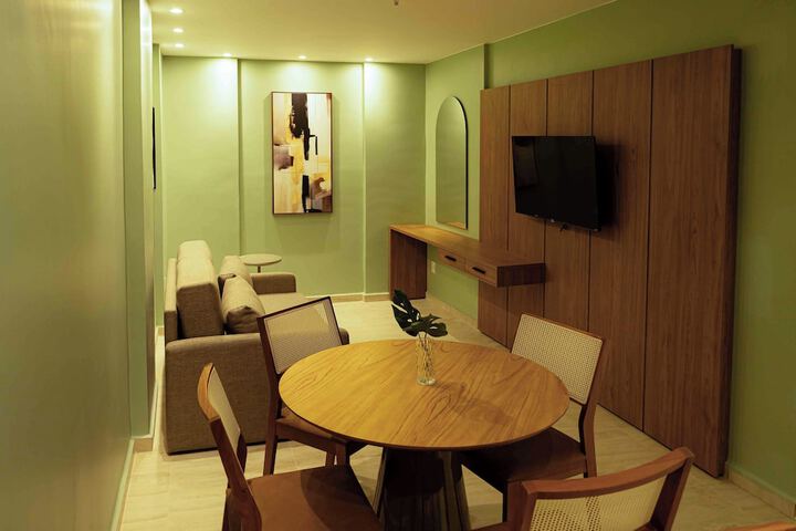 Room 8 of 33