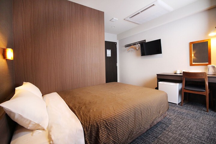 Room 3 of 28