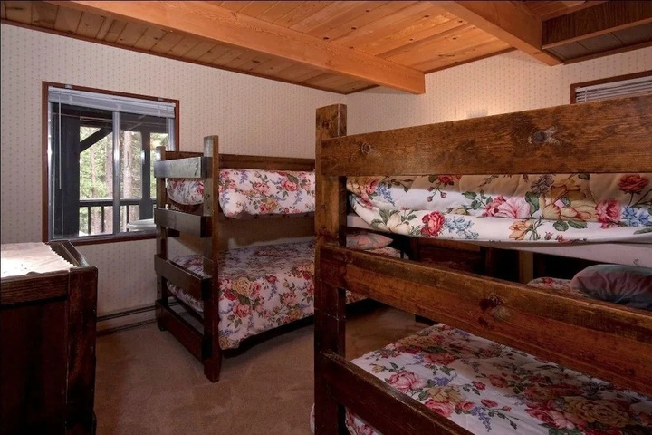 Room 4 of 8