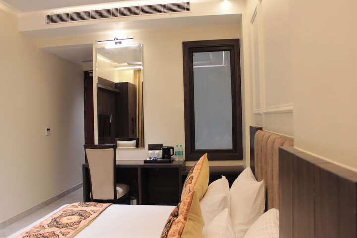 Room 16 of 77