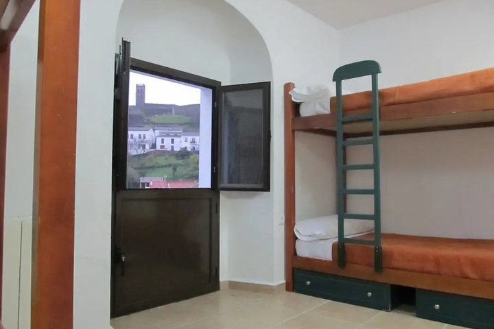 Room 6 of 16