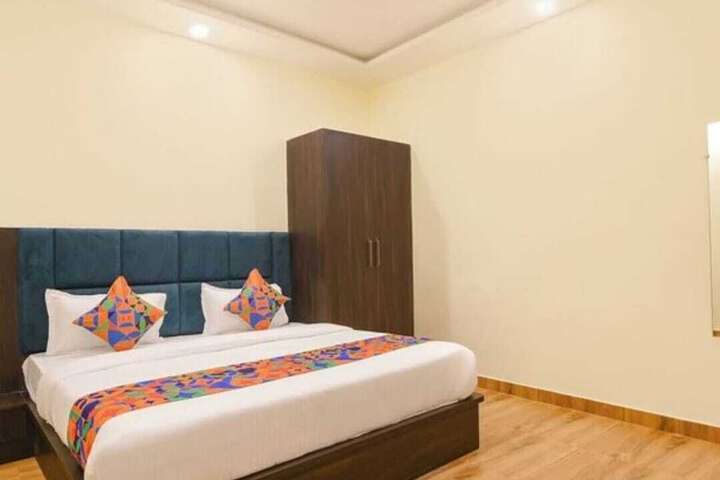 Room 4 of 8
