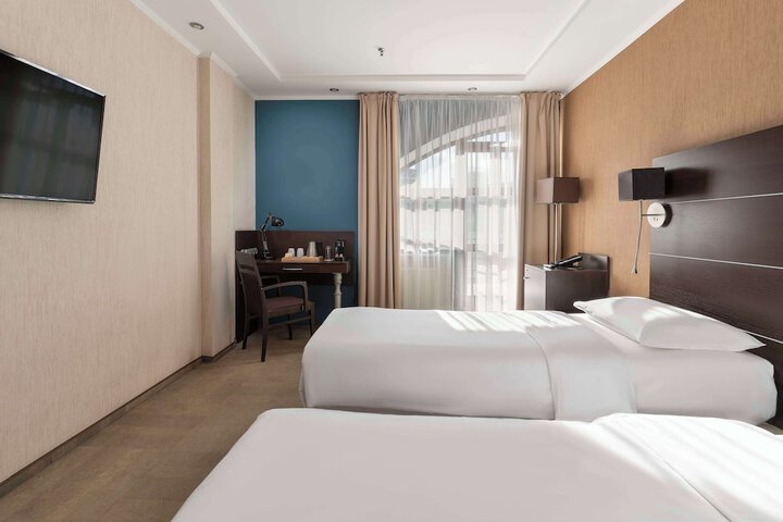 Room 35 of 182