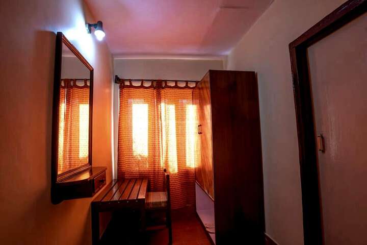 Room 4 of 32
