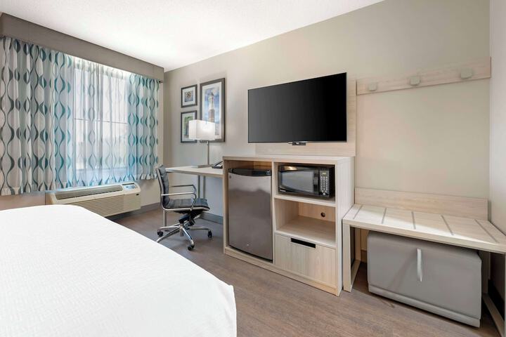 1 Queen Bed High Speed Internet Accessible 50 Inch Flat Screen Television Microwave and Refrigerator, Coffee Maker, Hairdryer Full Breakfast (5 of 15)