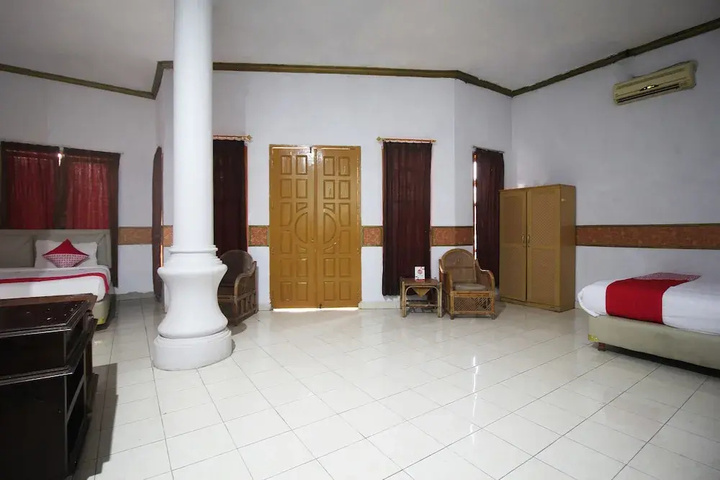 Room 6 of 13