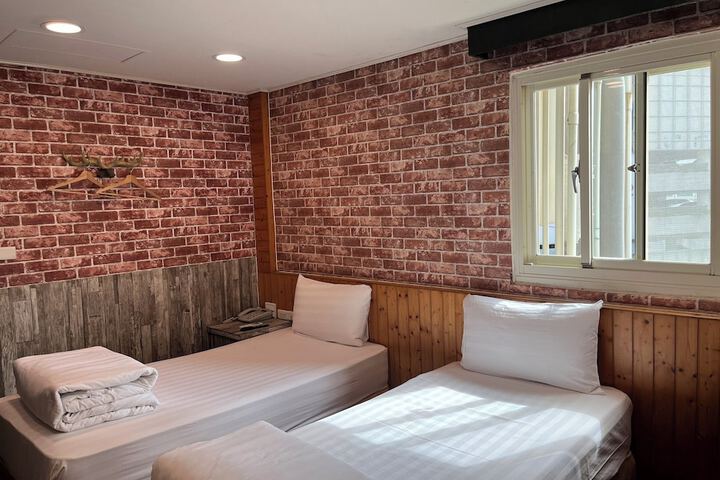 Room 21 of 32