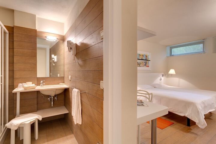 Room 10 of 68
