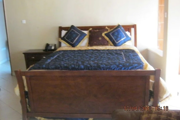 Room 5 of 8