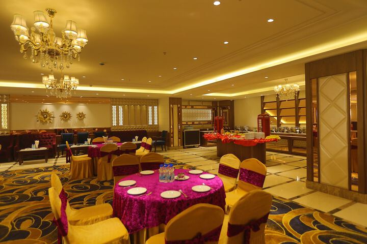 Ballroom/Hall 62 of 74