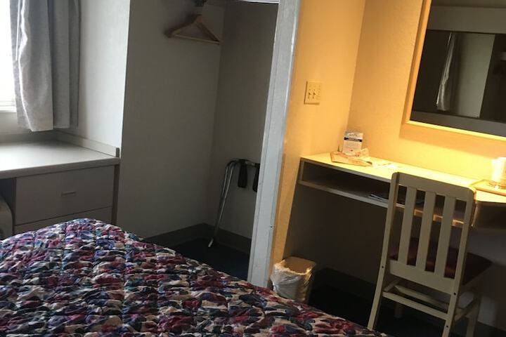 1 Queen Bed (28 of 35)