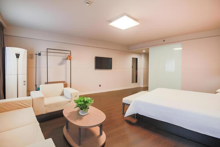 Room 25 of 42