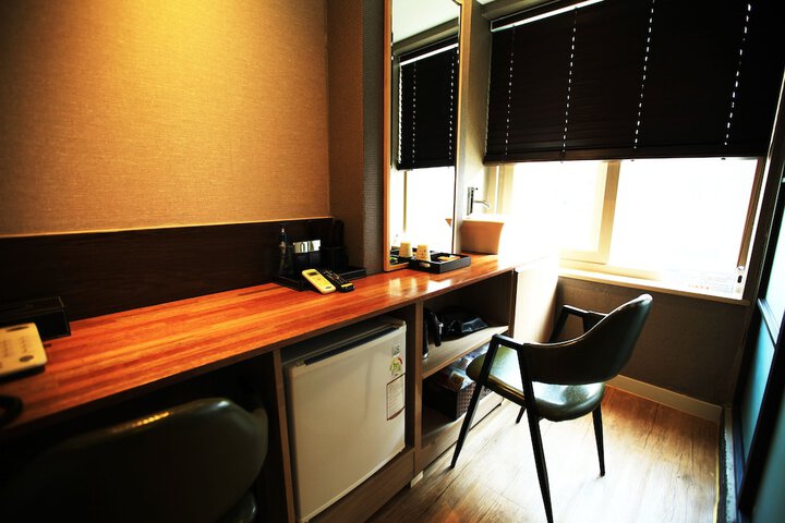 Room 16 of 32
