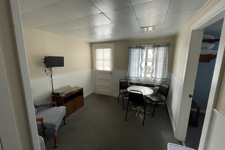 Room 6 of 8