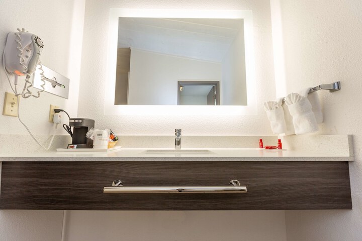 1 Queen Bed Flat Screen Television Desk High Speed Internet Accessible Microwave and Refrigerator, Coffee Maker Continental Breakfast (16 of 16)