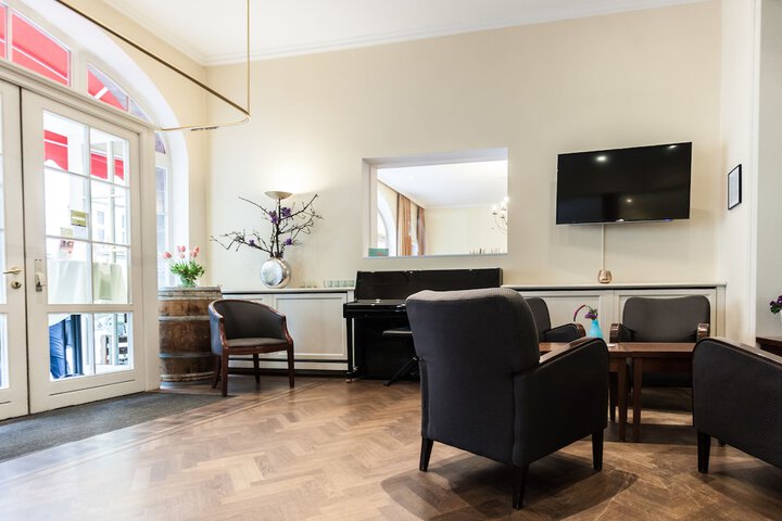 Entrance & Lobby