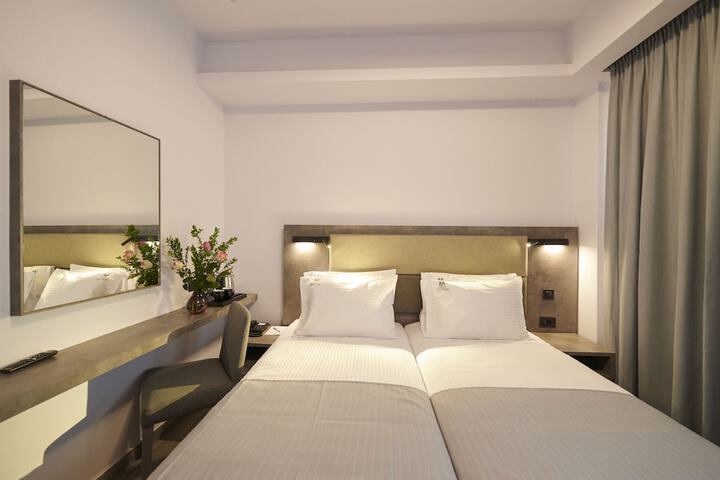 Room 13 of 37