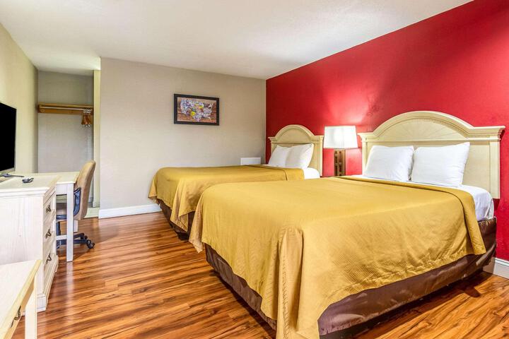 2 Queen Beds (6 of 11)
