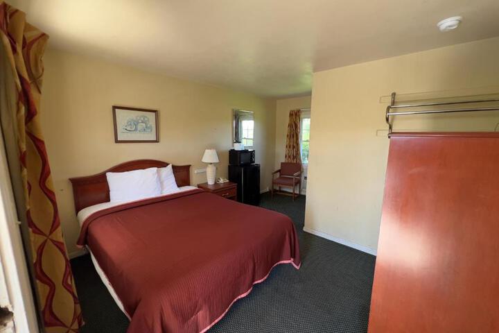 1 Queen Bed (1 of 2)