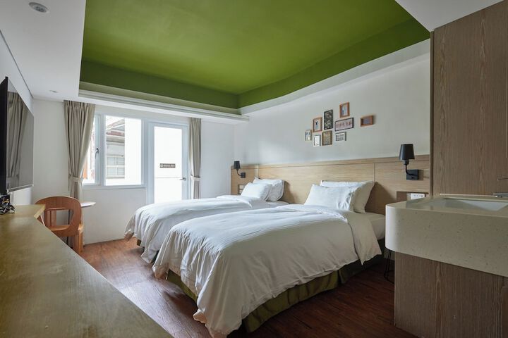 Room 27 of 51