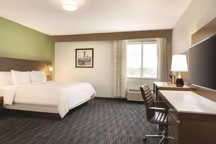 1 King Bed (14 of 19)