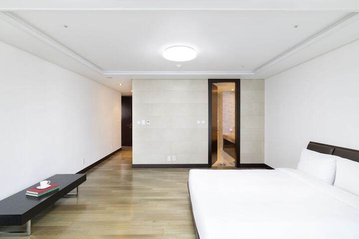 Room 12 of 94