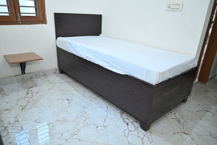 Room 5 of 9