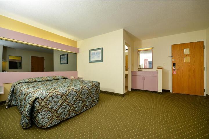 1 Queen Bed (6 of 9)