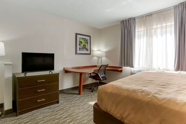 1 King Bed (8 of 30)