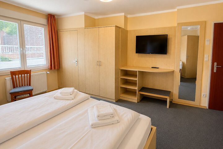 Room 2 of 28