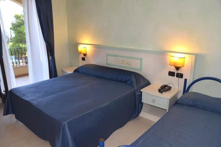 Room 6 of 42
