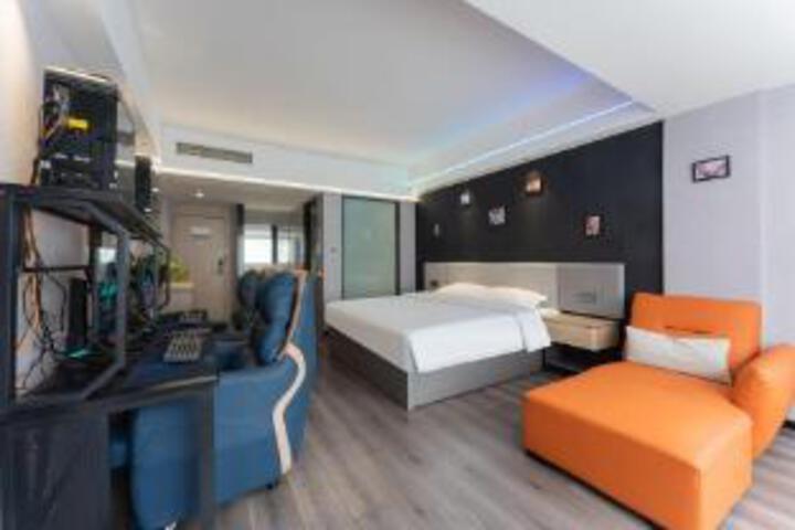 Room 8 of 8