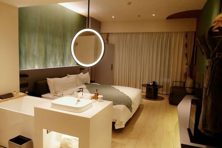 Room 8 of 83