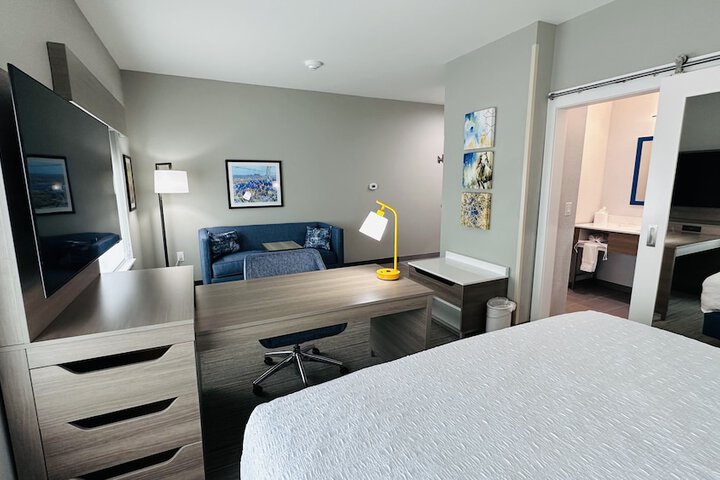 1 King Hearing Accessible Studio with Sofa Bed (3 of 41)