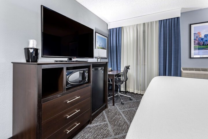 1 King Bed Sitting Area Work Desk Microwave and Refrigerator Full Breakfast (1 of 17)
