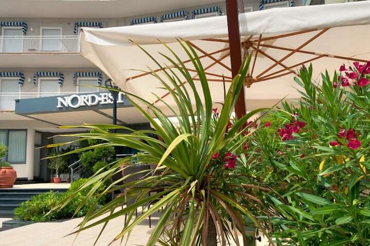 Hotel Exterior 36 of 52