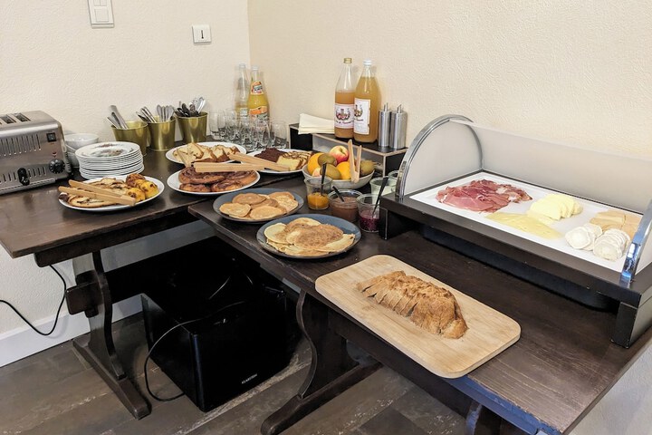 Dining 9 of 14