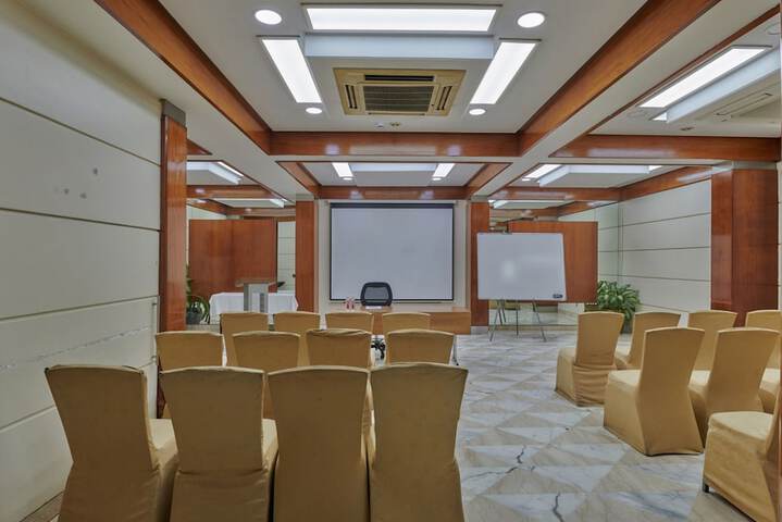 Ballroom/Hall 26 of 33